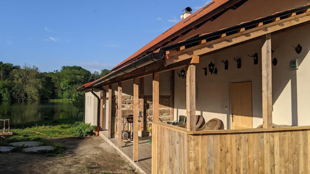 Chalupa U Rybnika Strehom Dolní Bousov Exteriör bild