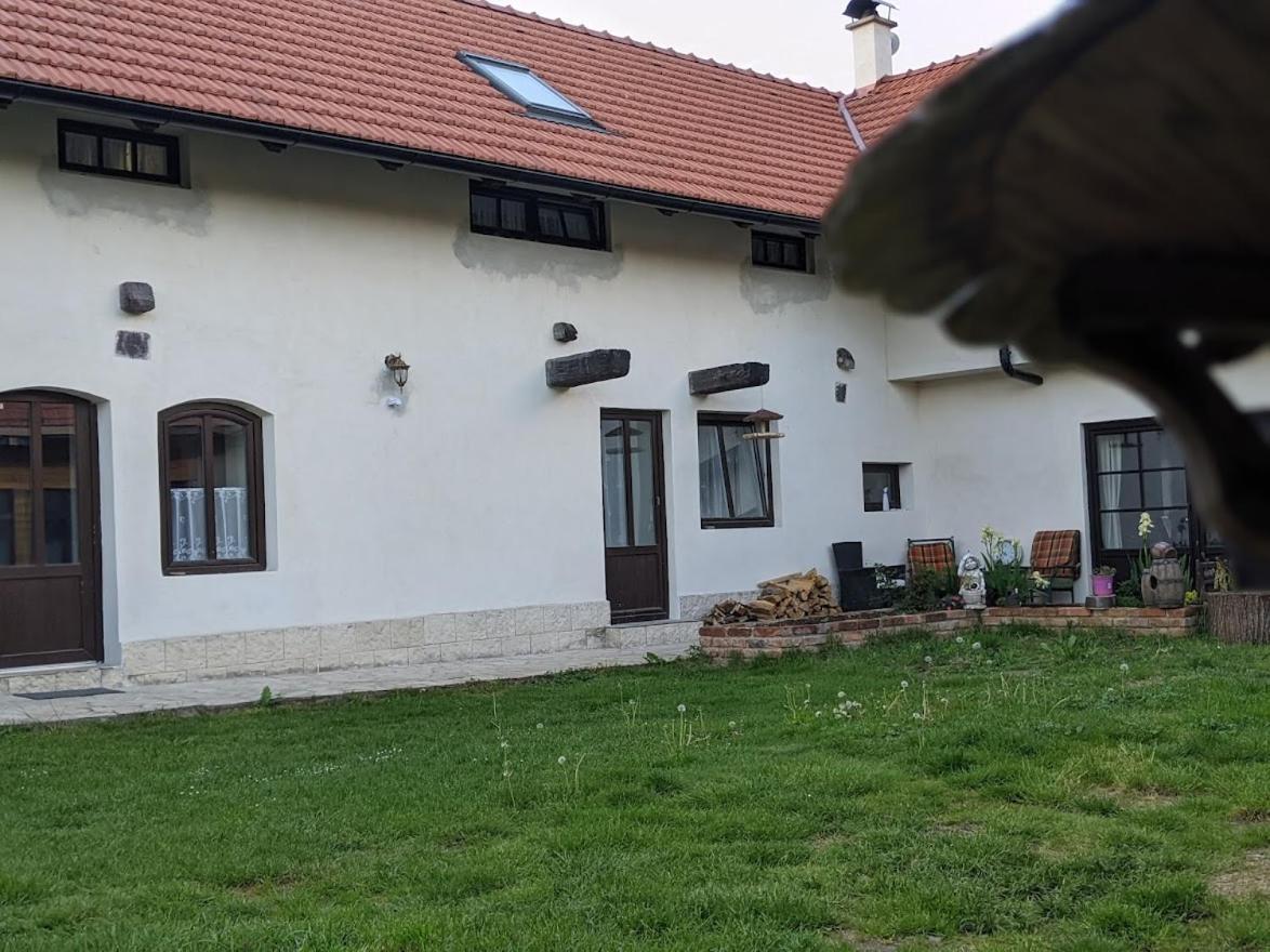 Chalupa U Rybnika Strehom Dolní Bousov Exteriör bild
